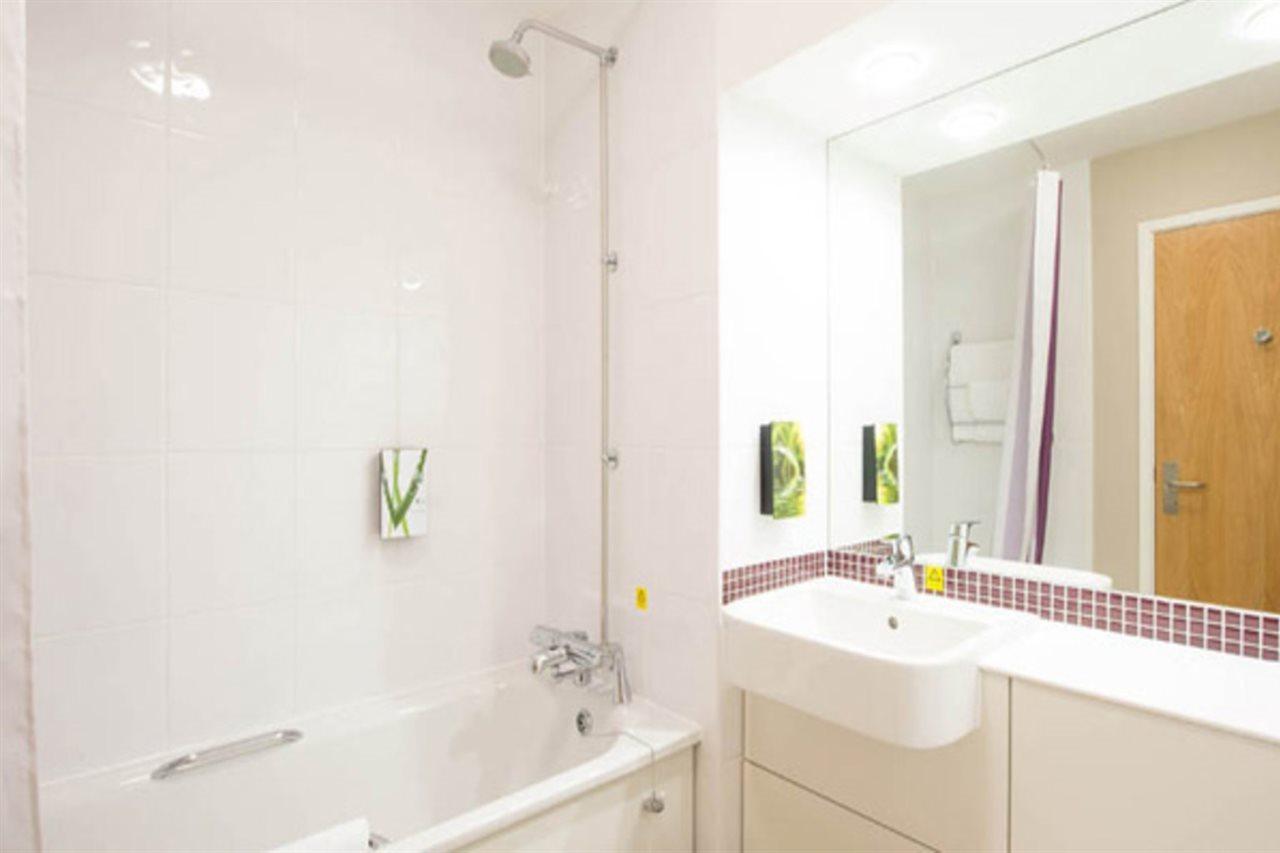 Premier Inn Liverpool John Lennon Airport 斯皮克 外观 照片